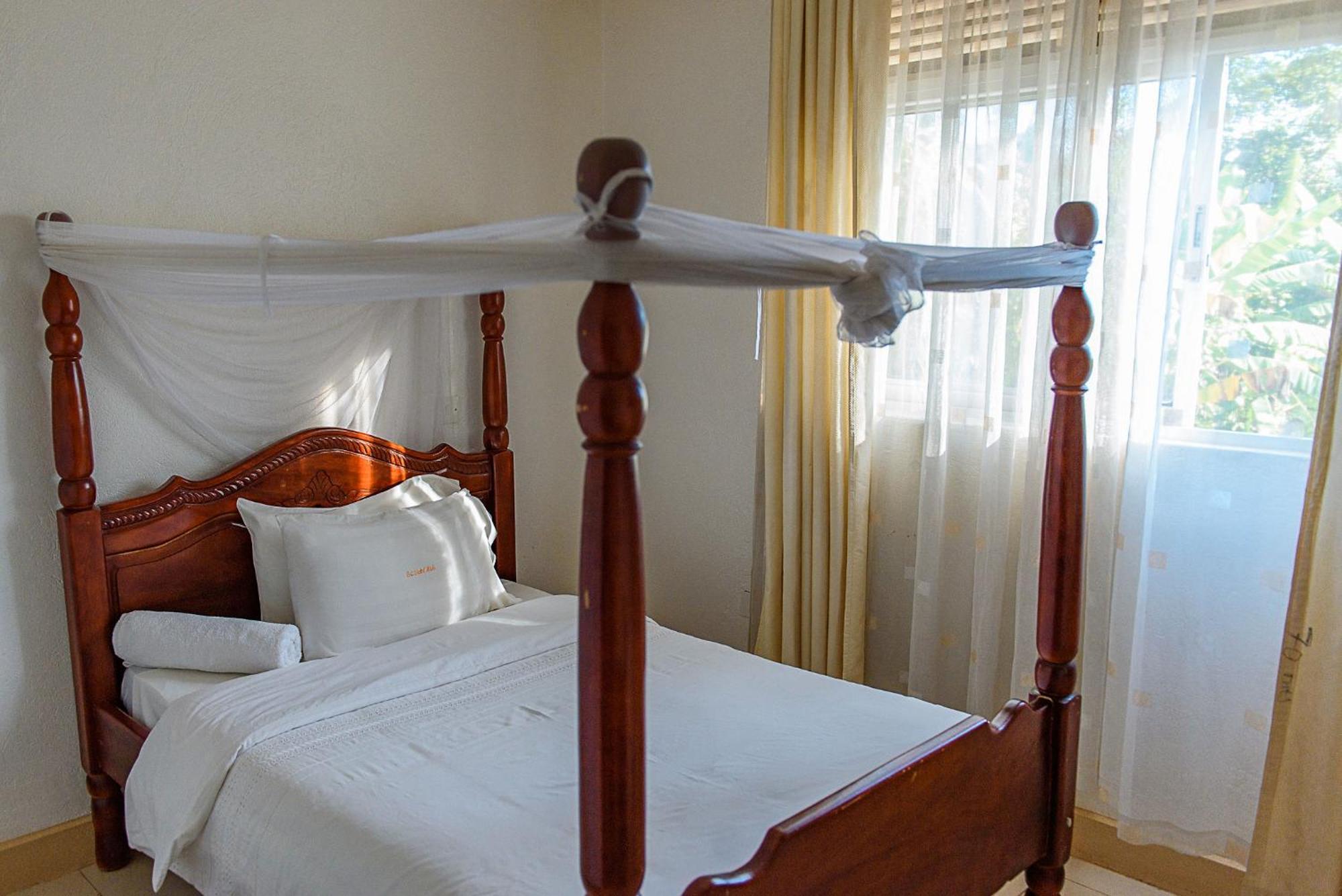Garden Courts Hotel Masaka Buitenkant foto